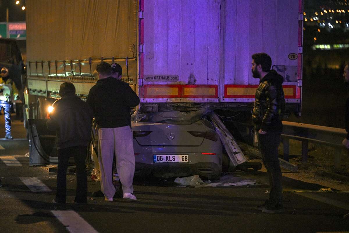 TIR’ın altına giren lüks otomobil, 2 kişiye mezar oldu 3